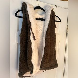 NEVER WORN Dark green shearling hoodie vest
